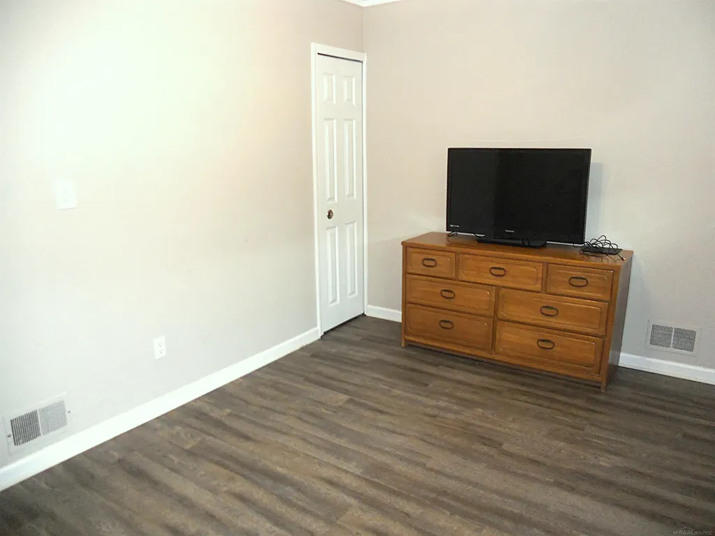 8249 Dartmouth Avenue Warren City MI 48093