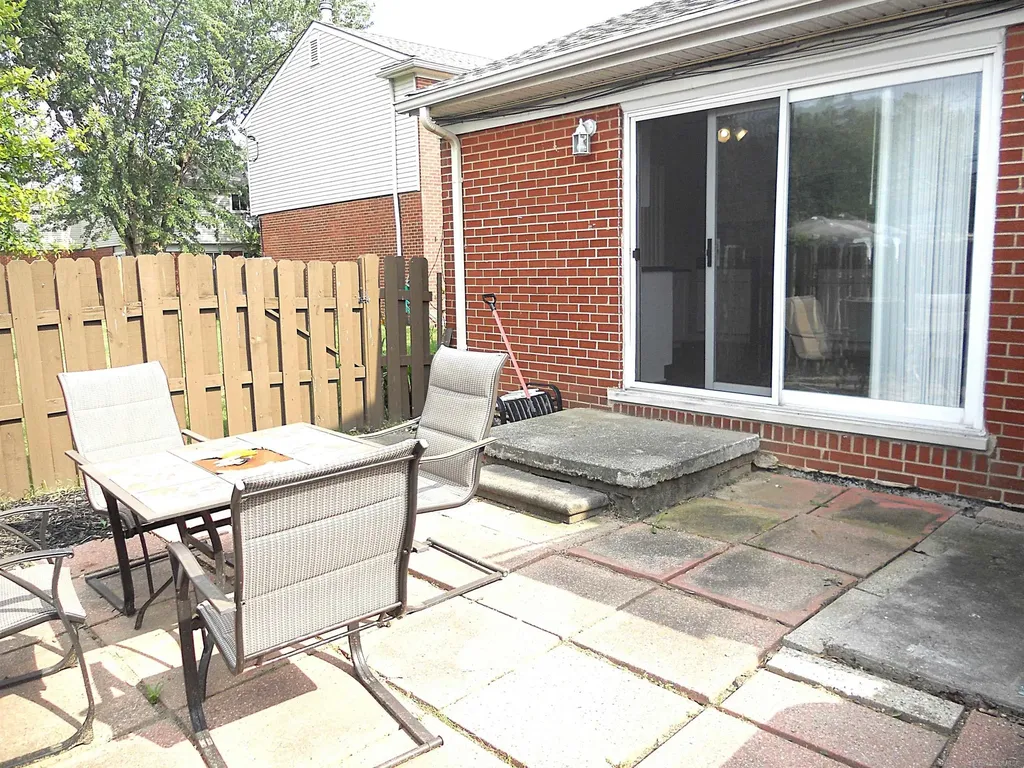 8249 Dartmouth Avenue Warren City MI 48093