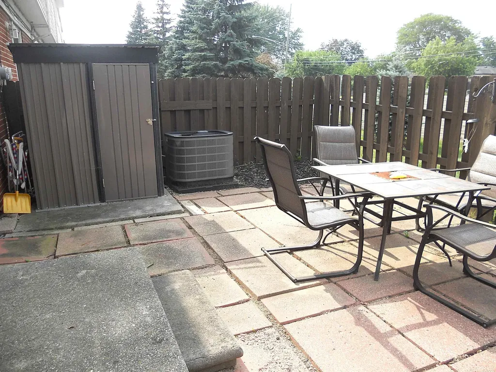8249 Dartmouth Avenue Warren City MI 48093