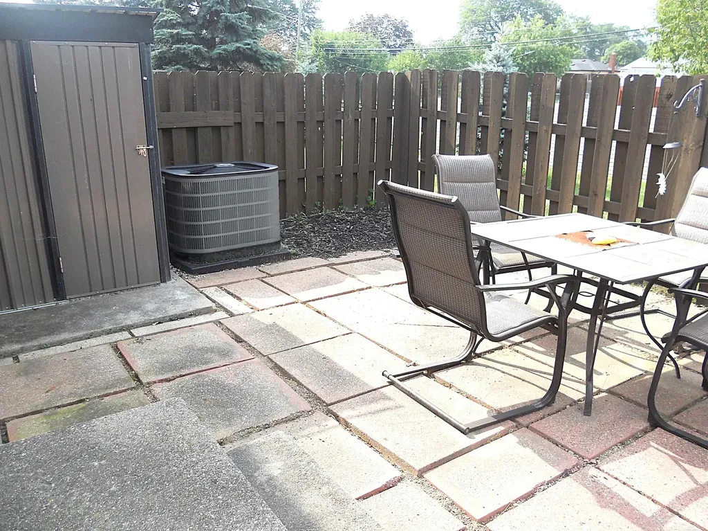 8249 Dartmouth Avenue Warren City MI 48093
