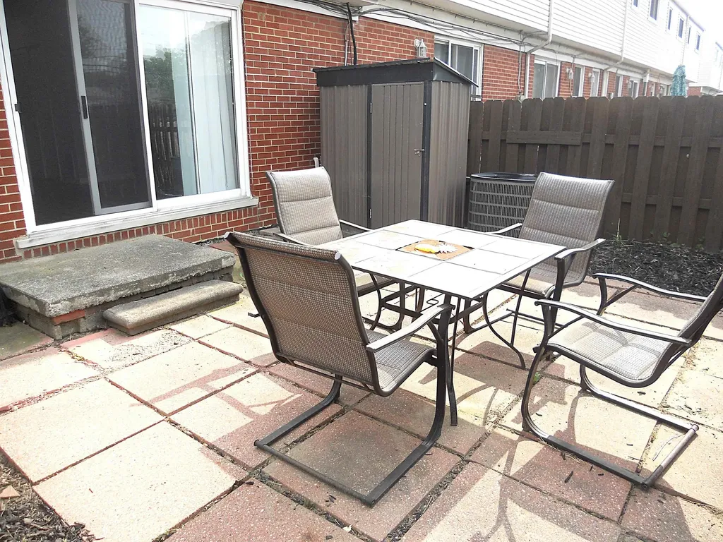 8249 Dartmouth Avenue Warren City MI 48093