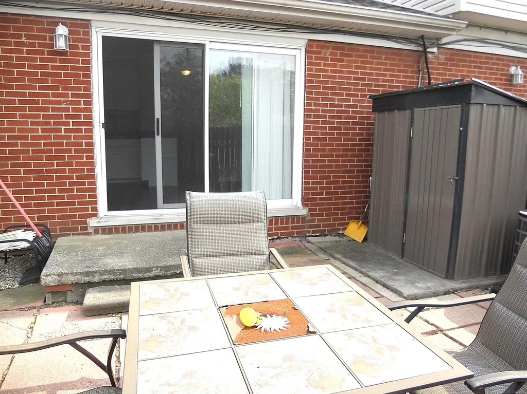8249 Dartmouth Avenue Warren City MI 48093