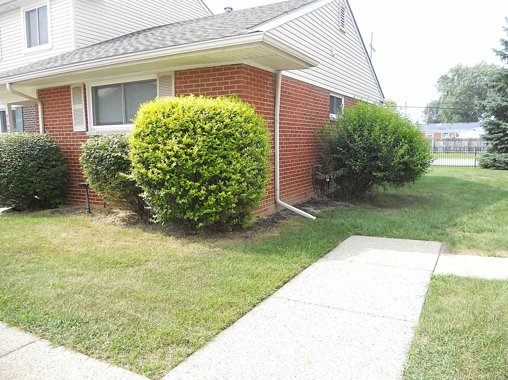 8249 Dartmouth Avenue Warren City MI 48093