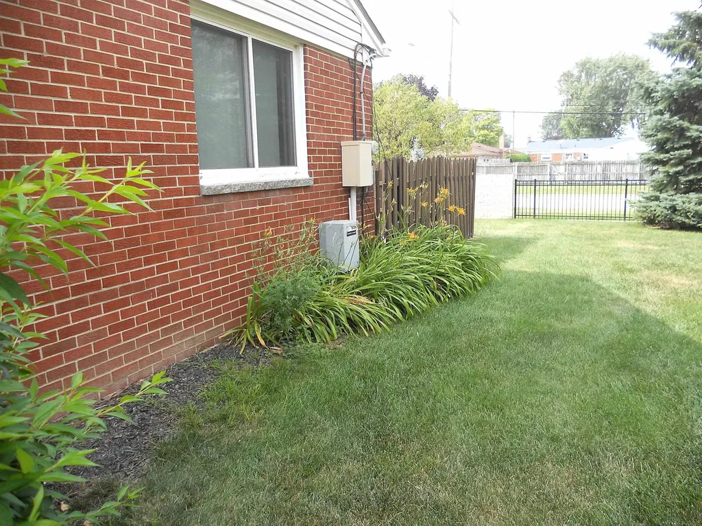 8249 Dartmouth Avenue Warren City MI 48093