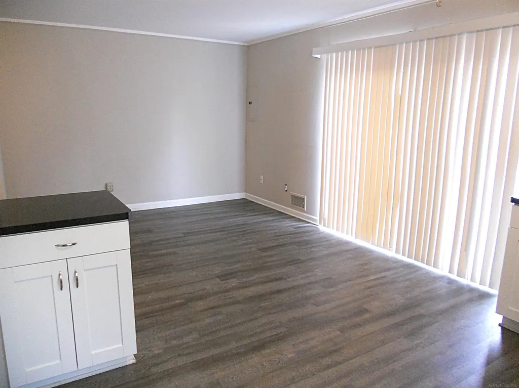 8249 Dartmouth Avenue Warren City MI 48093