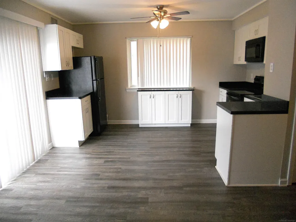 8249 Dartmouth Avenue Warren City MI 48093