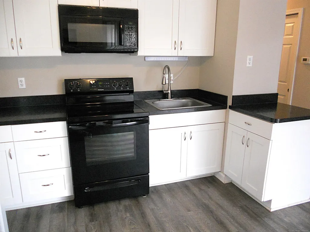 8249 Dartmouth Avenue Warren City MI 48093