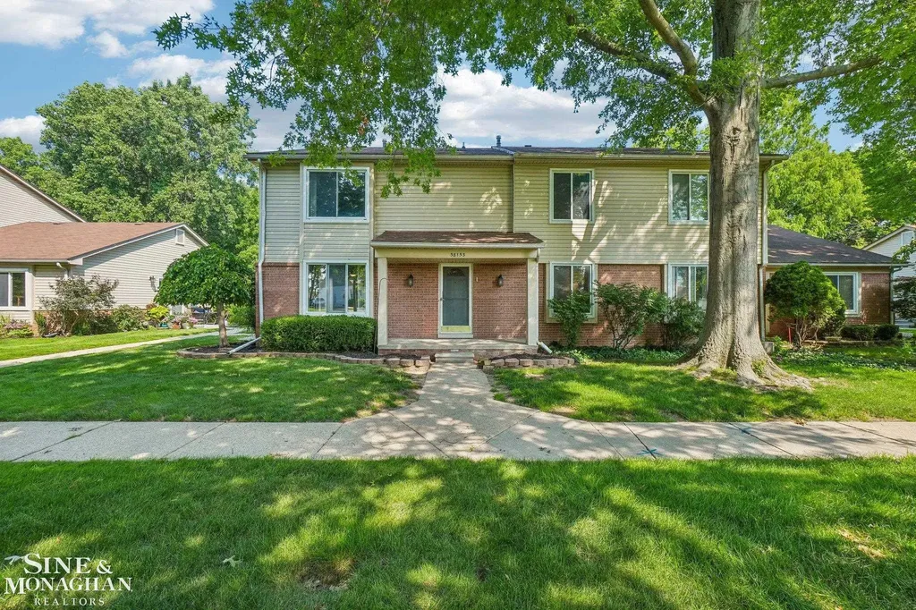 38153 Jefferson Avenue Harrison Charter Township MI 48045