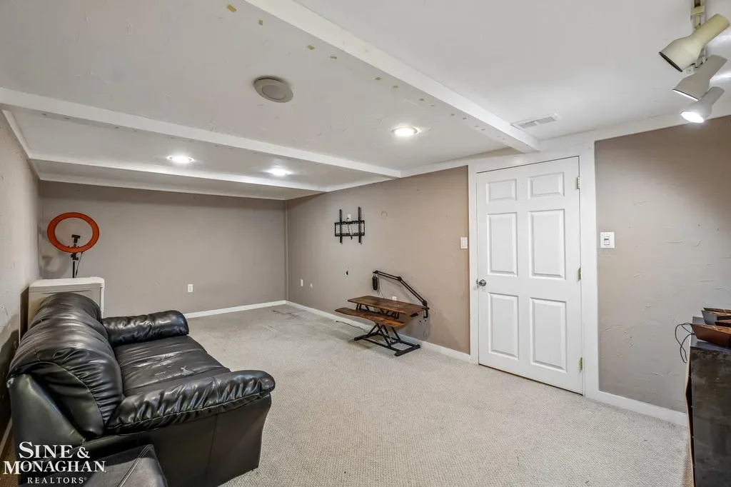 38153 Jefferson Avenue Harrison Charter Township MI 48045