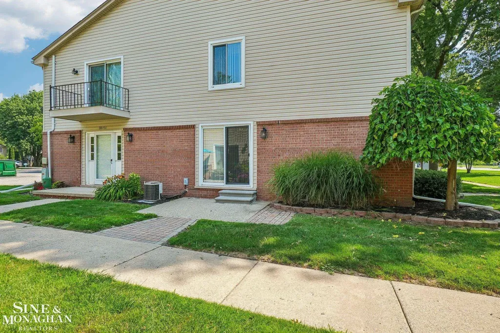 38153 Jefferson Avenue Harrison Charter Township MI 48045