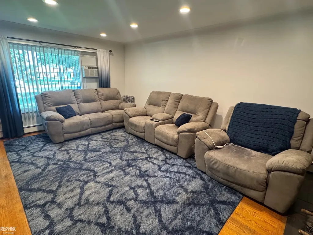 29210 Geraldine Court Warren City MI 48093