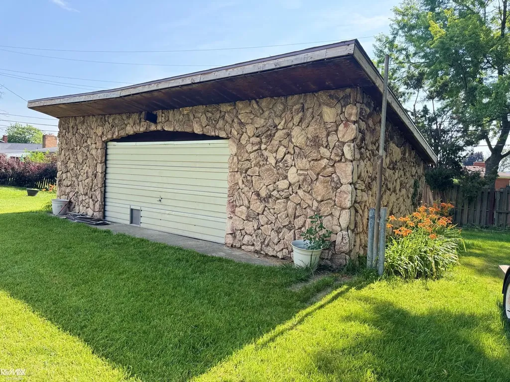 29210 Geraldine Court Warren City MI 48093