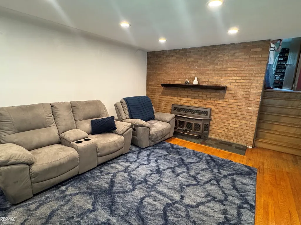 29210 Geraldine Court Warren City MI 48093