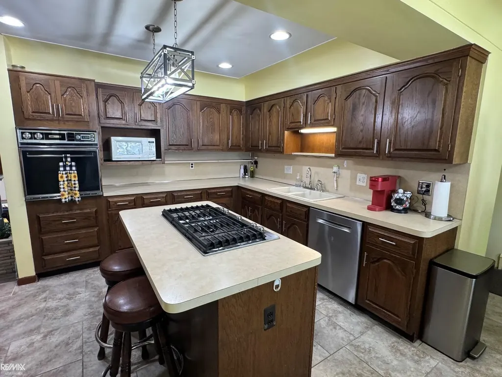 29210 Geraldine Court Warren City MI 48093