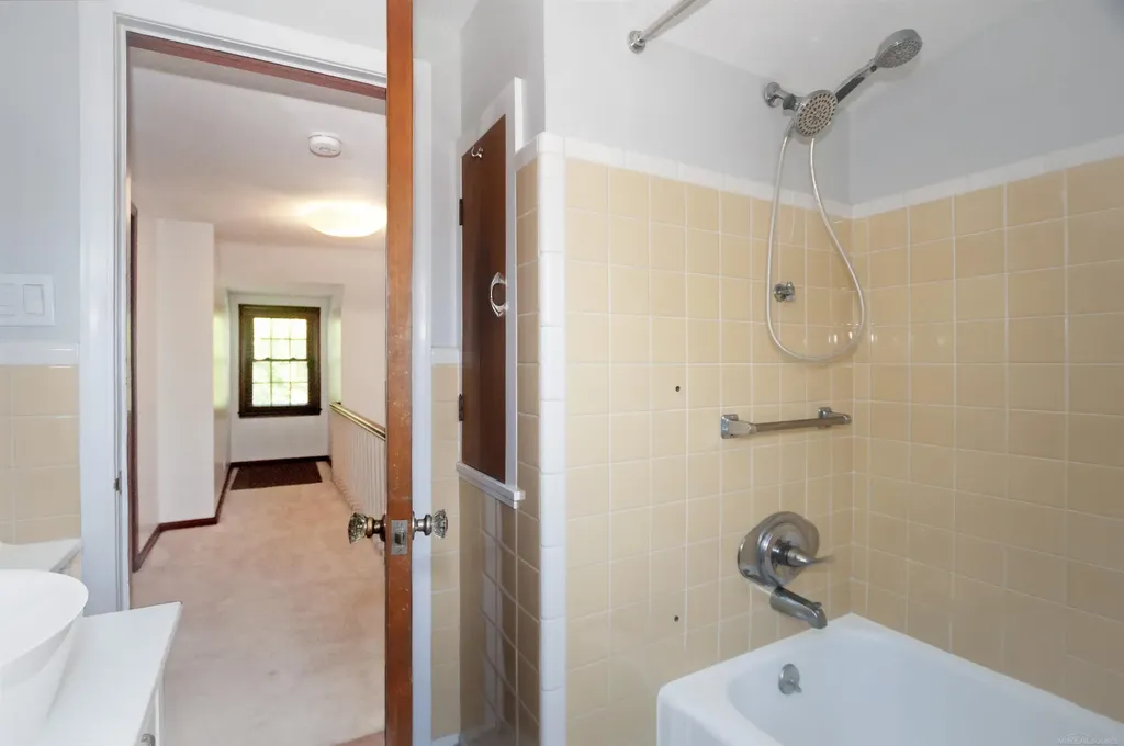 1723 Hawthorne Road Grosse Pointe Woods City MI 48236