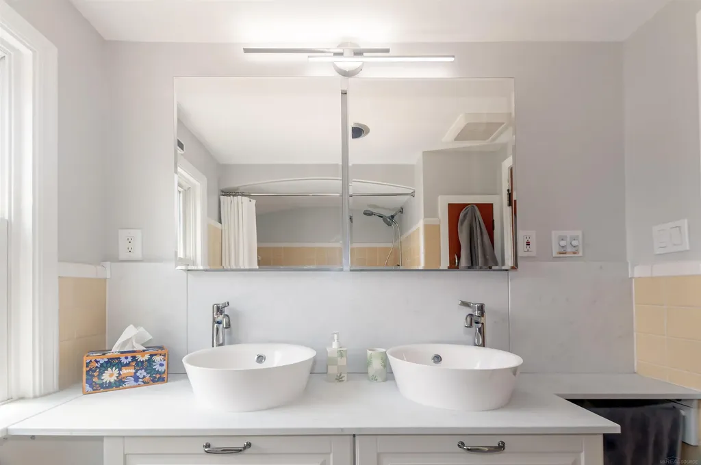 1723 Hawthorne Road Grosse Pointe Woods City MI 48236