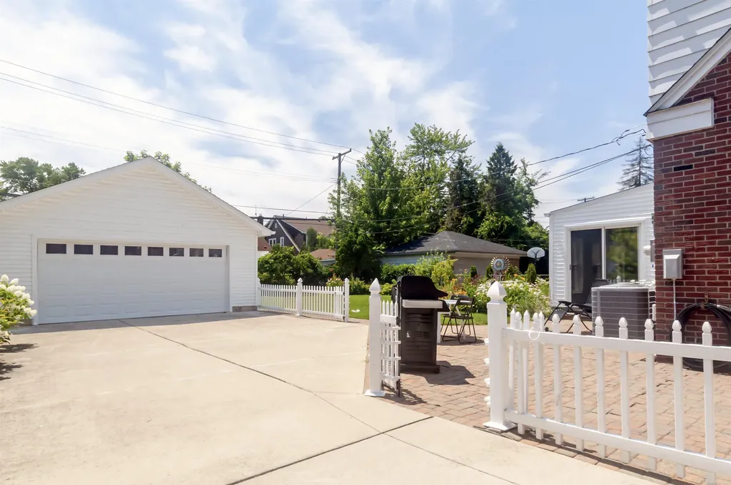 1723 Hawthorne Road Grosse Pointe Woods City MI 48236