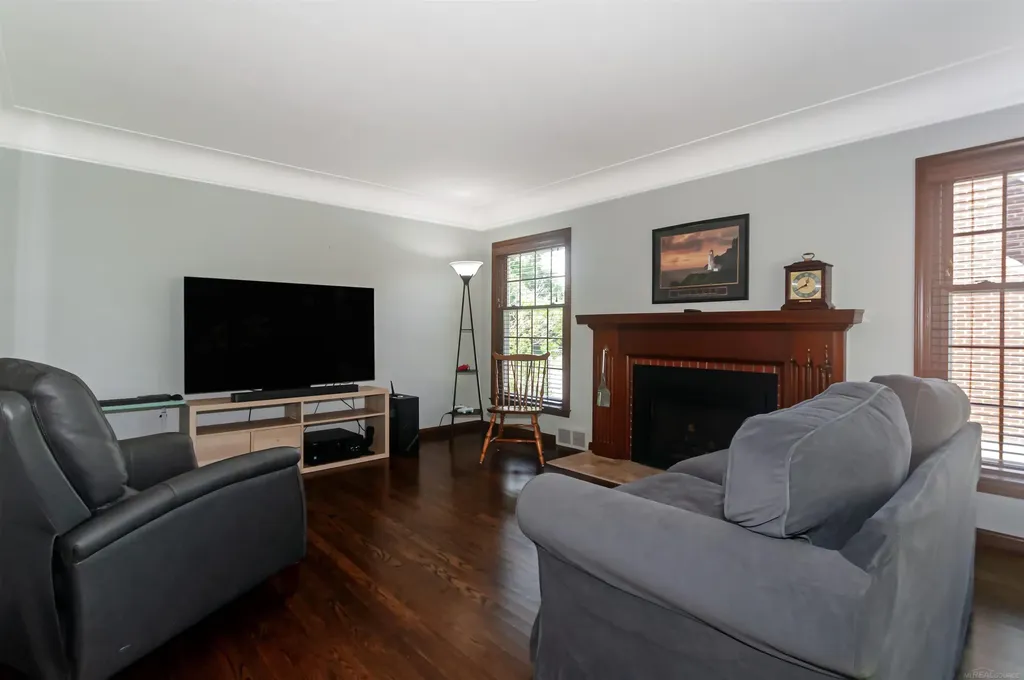 1723 Hawthorne Road Grosse Pointe Woods City MI 48236