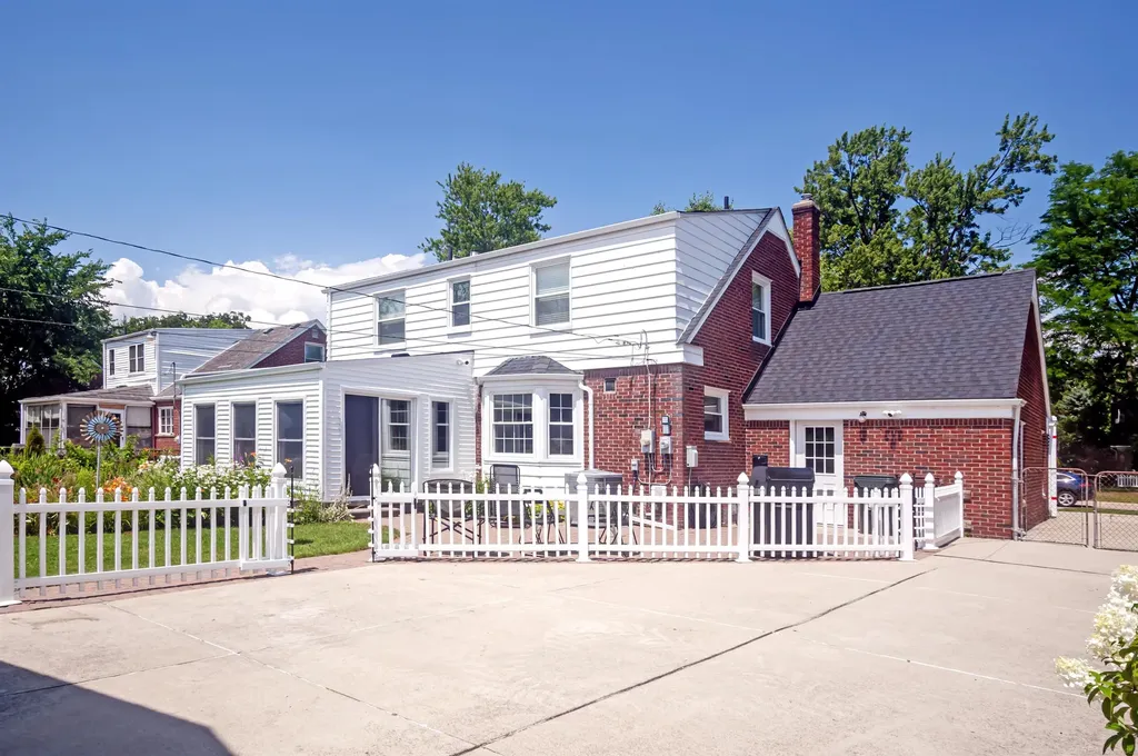 1723 Hawthorne Road Grosse Pointe Woods City MI 48236