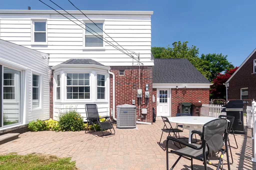1723 Hawthorne Road Grosse Pointe Woods City MI 48236