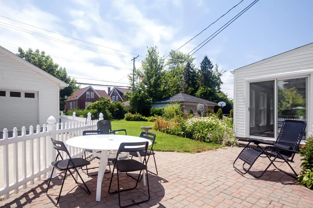 1723 Hawthorne Road Grosse Pointe Woods City MI 48236