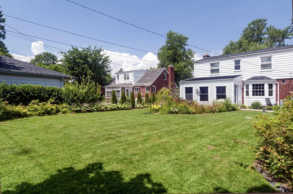 1723 Hawthorne Road Grosse Pointe Woods City MI 48236