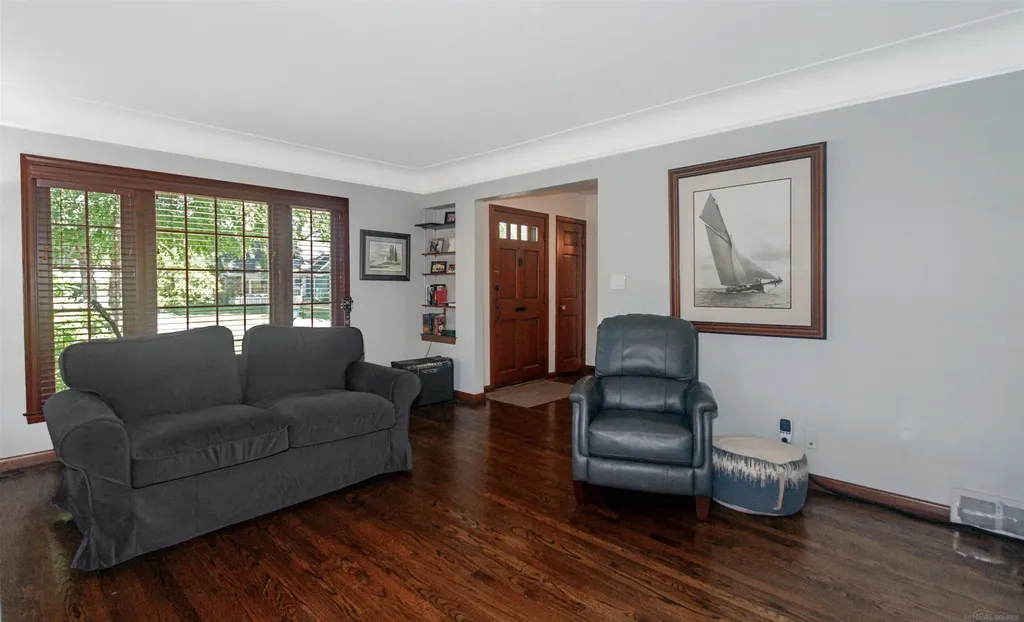 1723 Hawthorne Road Grosse Pointe Woods City MI 48236