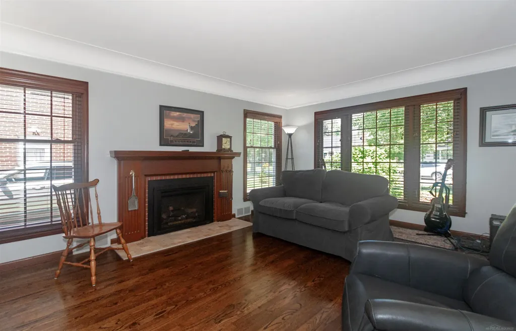 1723 Hawthorne Road Grosse Pointe Woods City MI 48236