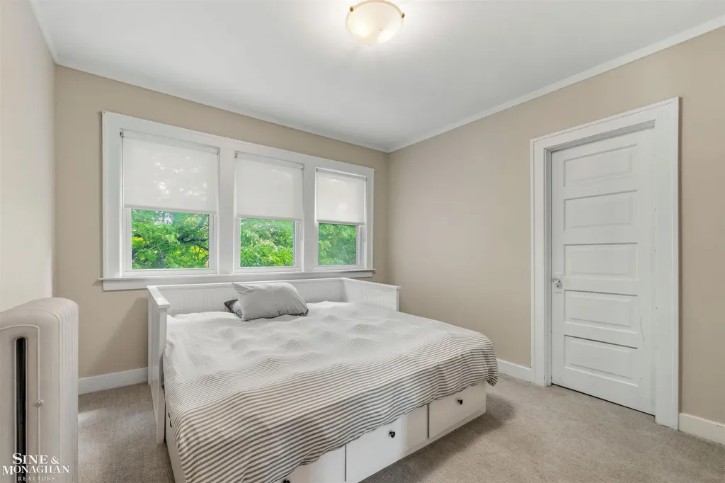 1025 Beaconsfield Avenue Grosse Pointe Park City MI 48230