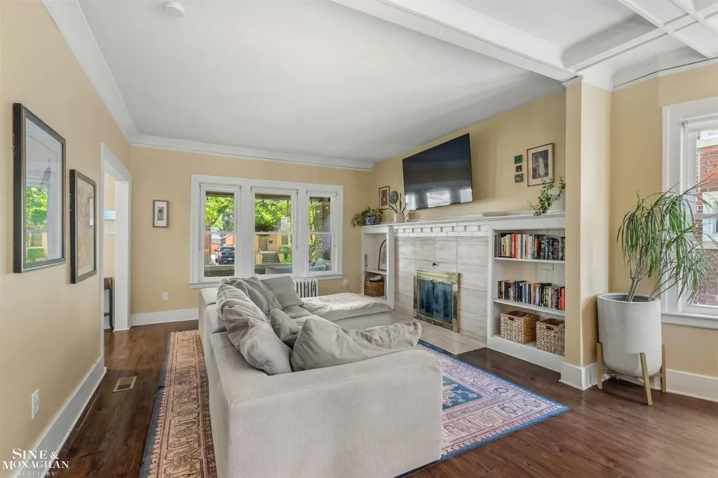 1025 Beaconsfield Avenue Grosse Pointe Park City MI 48230