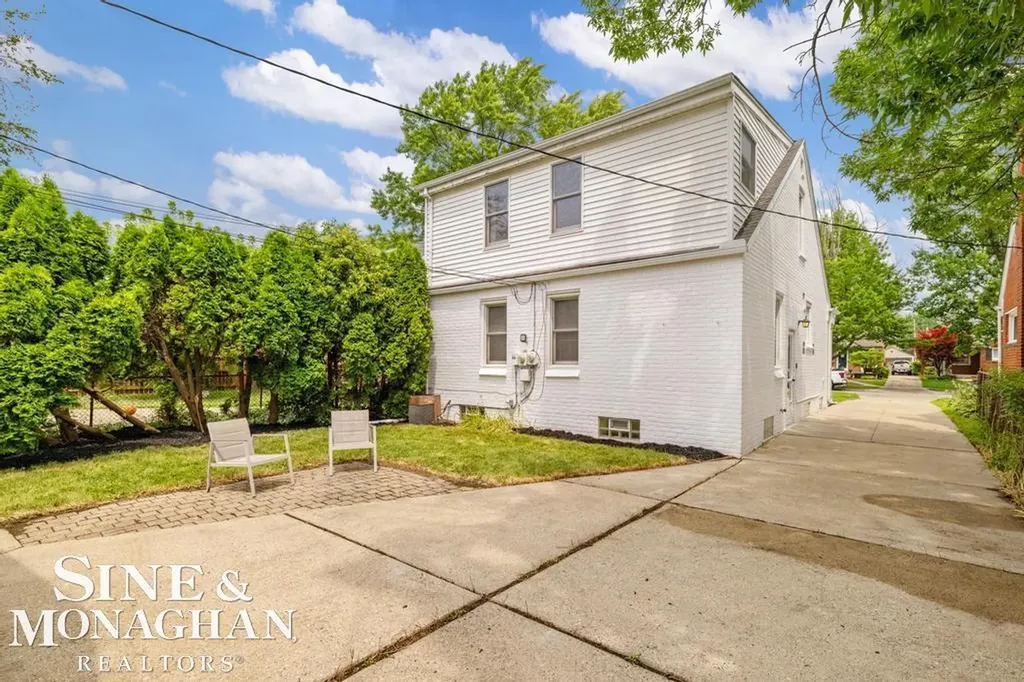 20894 Lochmoor Street Harper Woods City MI 48225