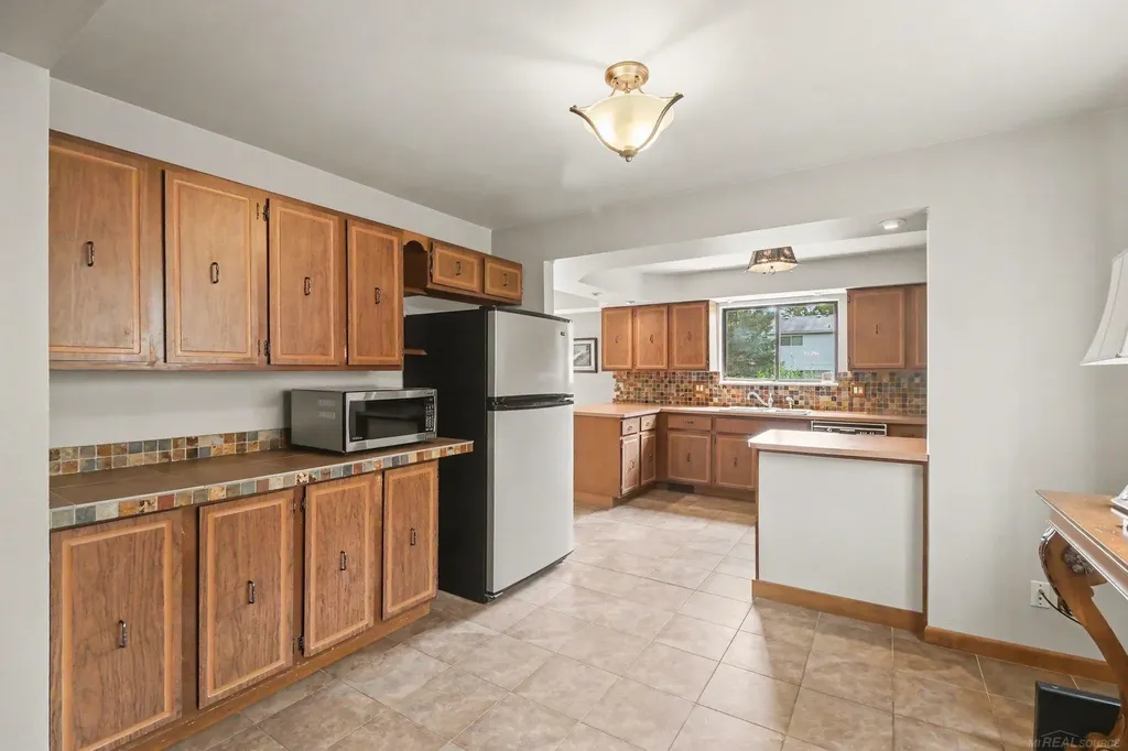 1170 Trevino Drive Troy City MI 48085