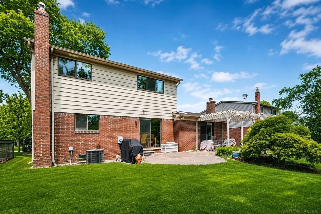 1170 Trevino Drive Troy City MI 48085