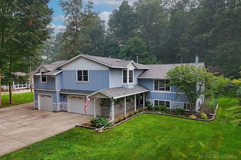 1571 Waukazoo Drive Park Township MI 49424