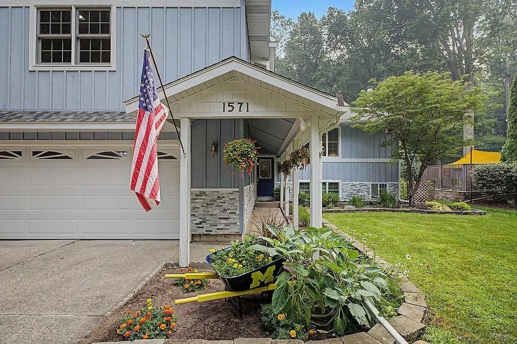 1571 Waukazoo Drive Park Township MI 49424