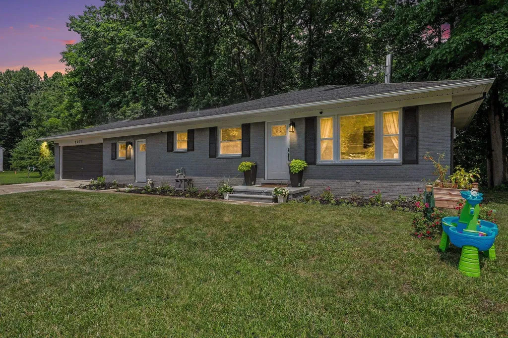 2371 Arlington Road Columbus Township MI 48063