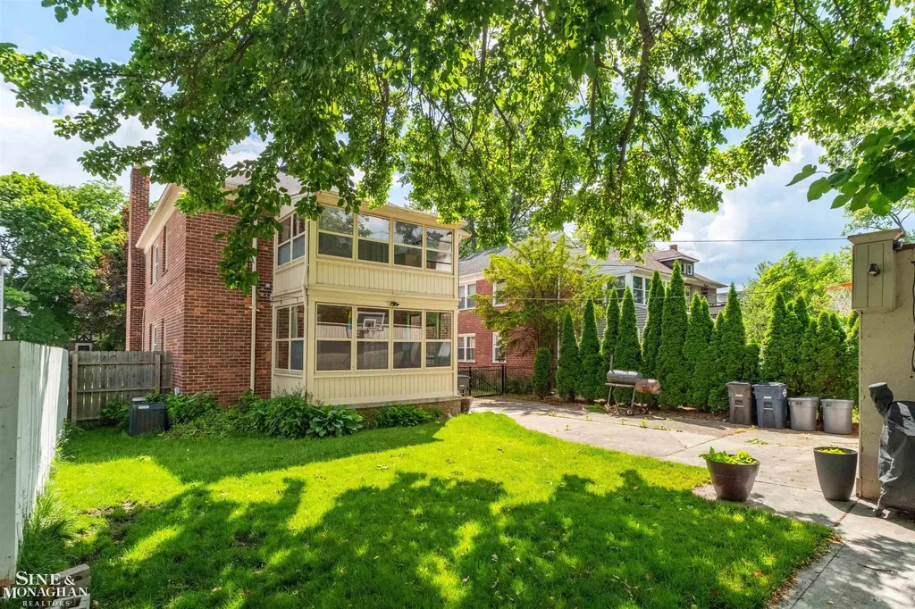 493-495 Saint Clair Avenue Grosse Pointe City MI 48230