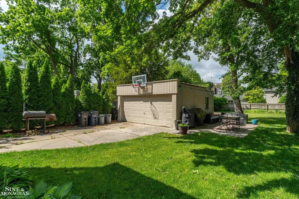 493-495 Saint Clair Avenue Grosse Pointe City MI 48230