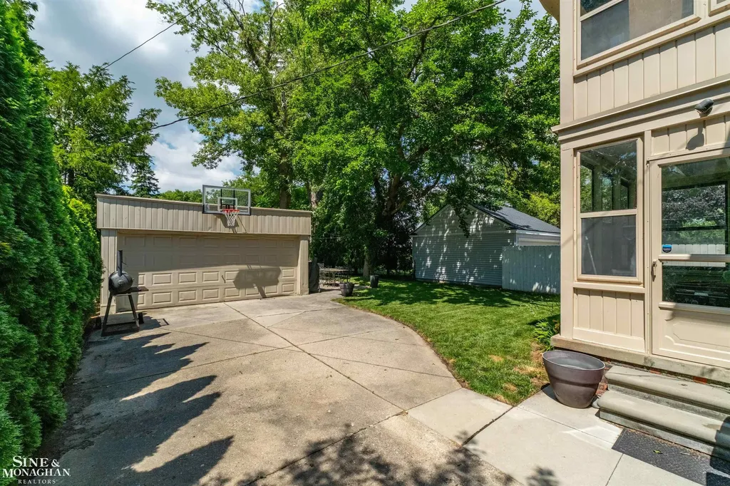493-495 Saint Clair Avenue Grosse Pointe City MI 48230