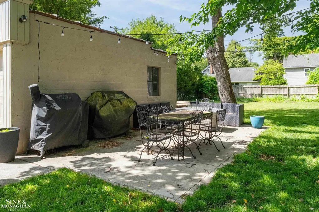 493-495 Saint Clair Avenue Grosse Pointe City MI 48230
