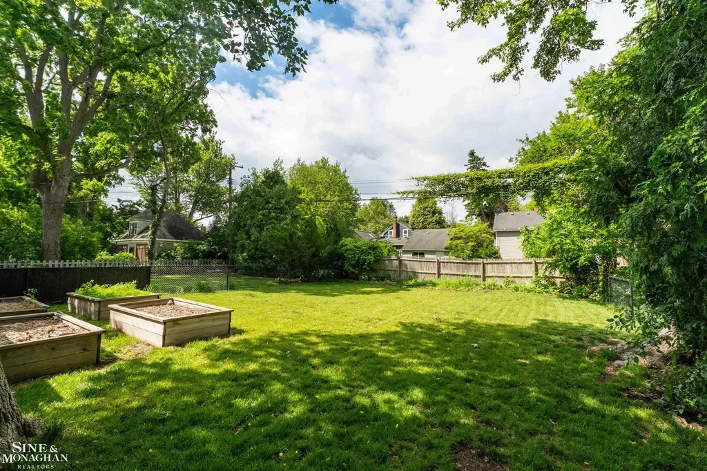 493-495 Saint Clair Avenue Grosse Pointe City MI 48230