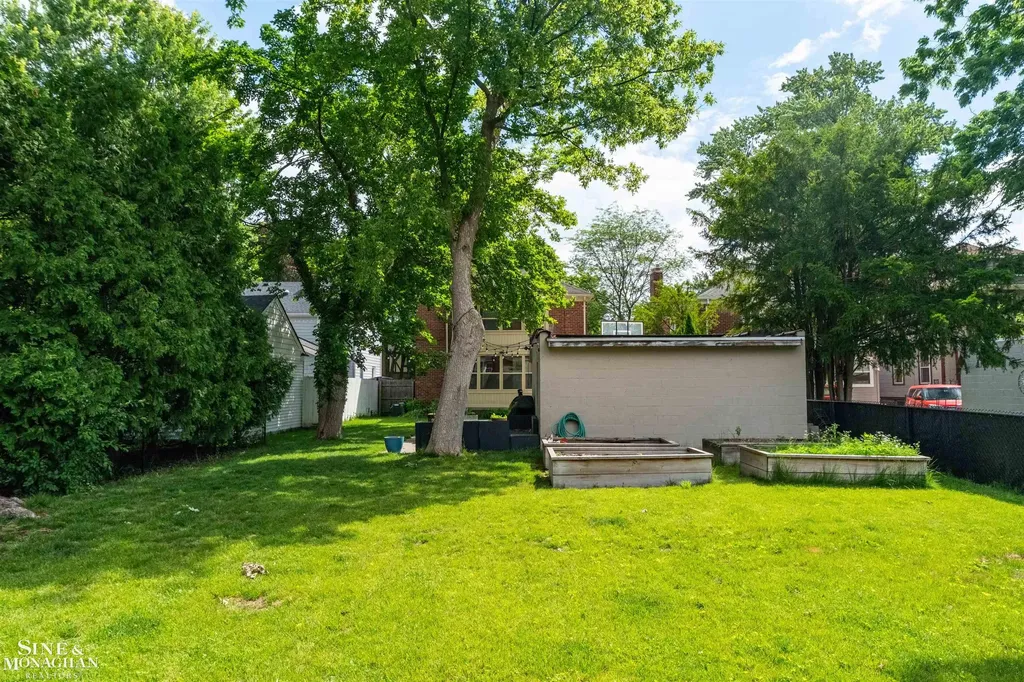 493-495 Saint Clair Avenue Grosse Pointe City MI 48230