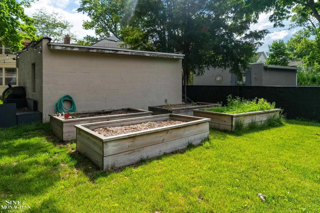 493-495 Saint Clair Avenue Grosse Pointe City MI 48230
