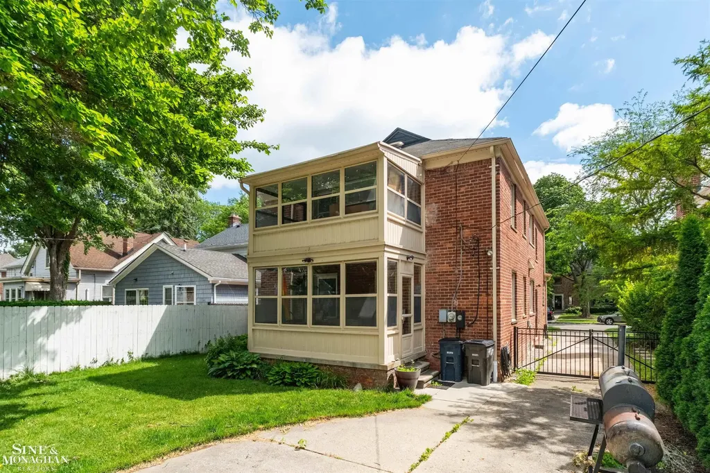 493-495 Saint Clair Avenue Grosse Pointe City MI 48230