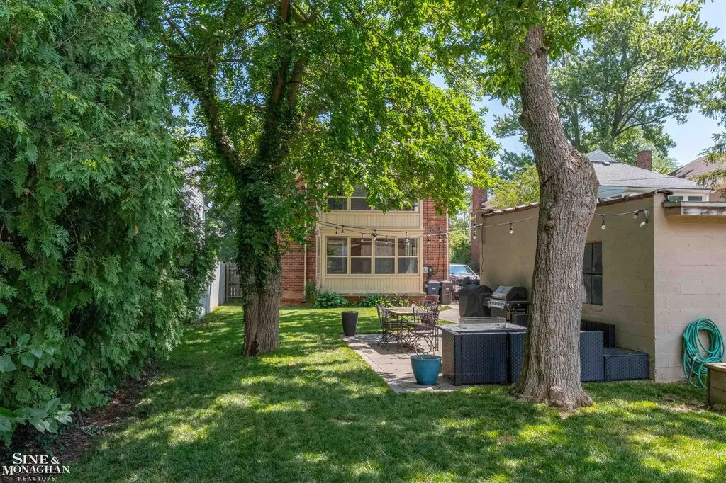 493-495 Saint Clair Avenue Grosse Pointe City MI 48230