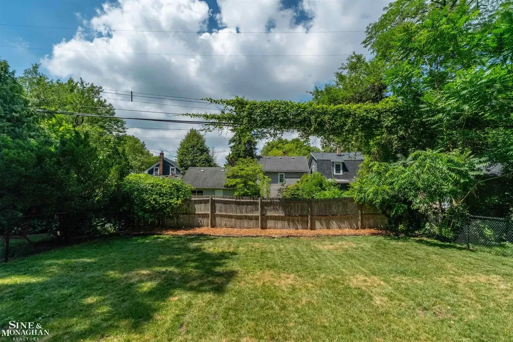 493-495 Saint Clair Avenue Grosse Pointe City MI 48230