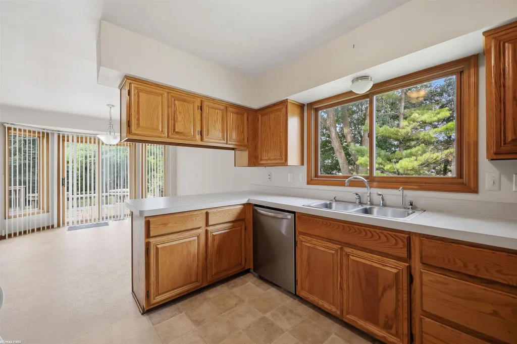 2514 Portobello Drive Troy City MI 48083
