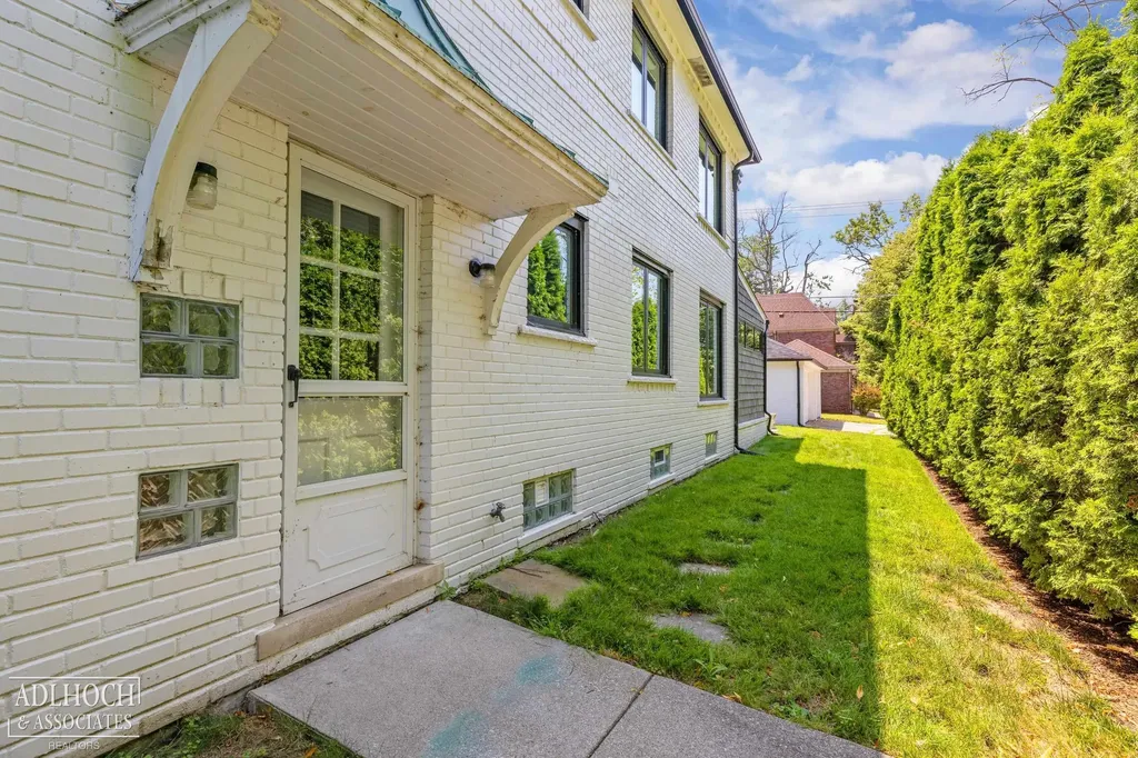 795-797 Harcourt Road Grosse Pointe Park City MI 48230