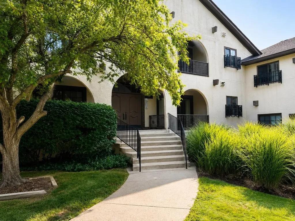42160 Woodward #40 Avenue Bloomfield Hills City MI 48304