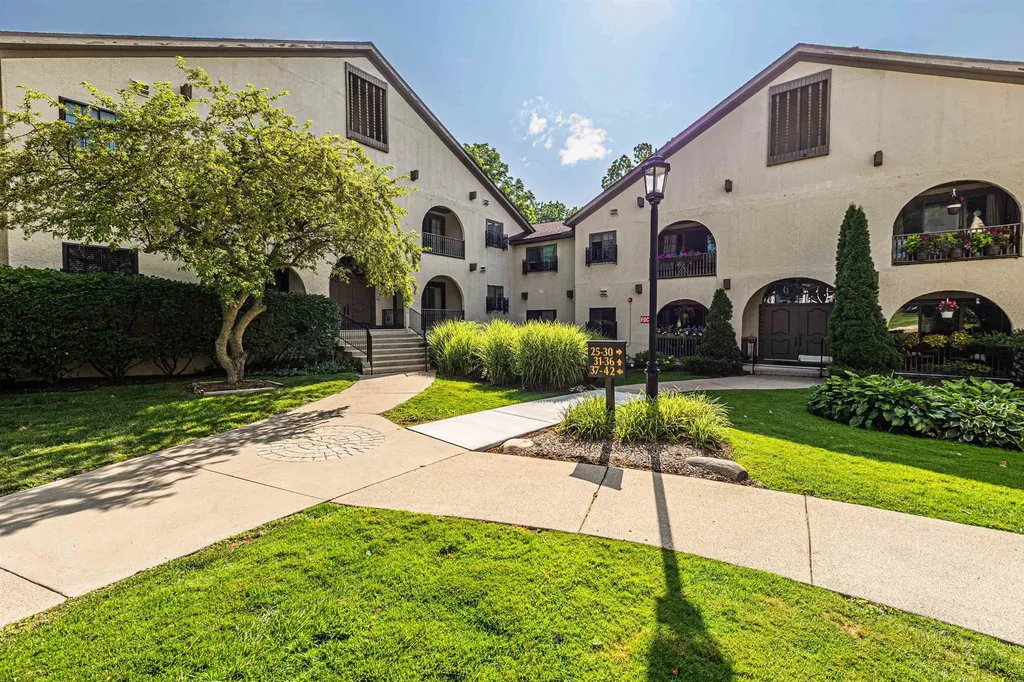 42160 Woodward #40 Avenue Bloomfield Hills City MI 48304